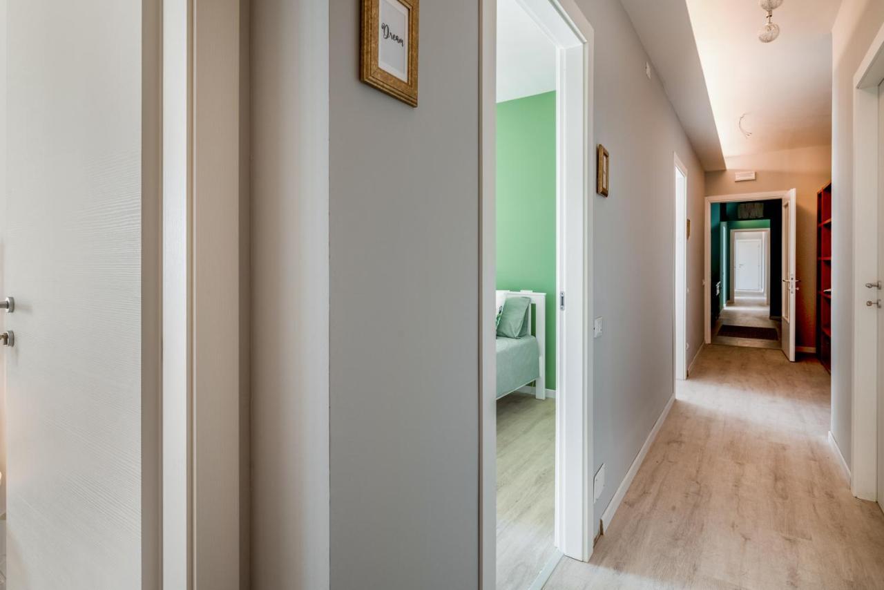 Family & Friends With Shared Bathroom *