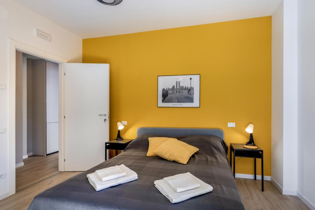Family & Friends With Shared Bathroom Apartment *