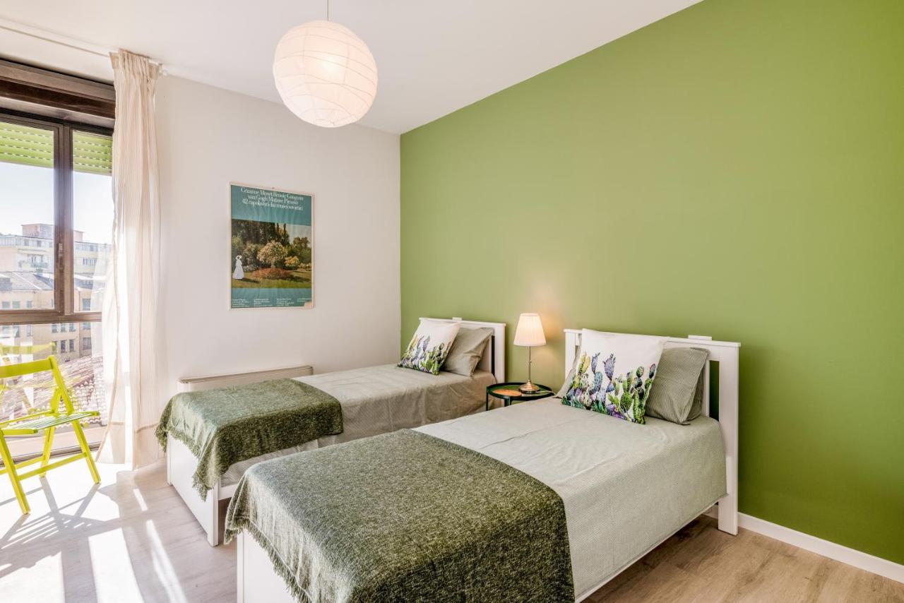 Family & Friends With Shared Bathroom Apartment *